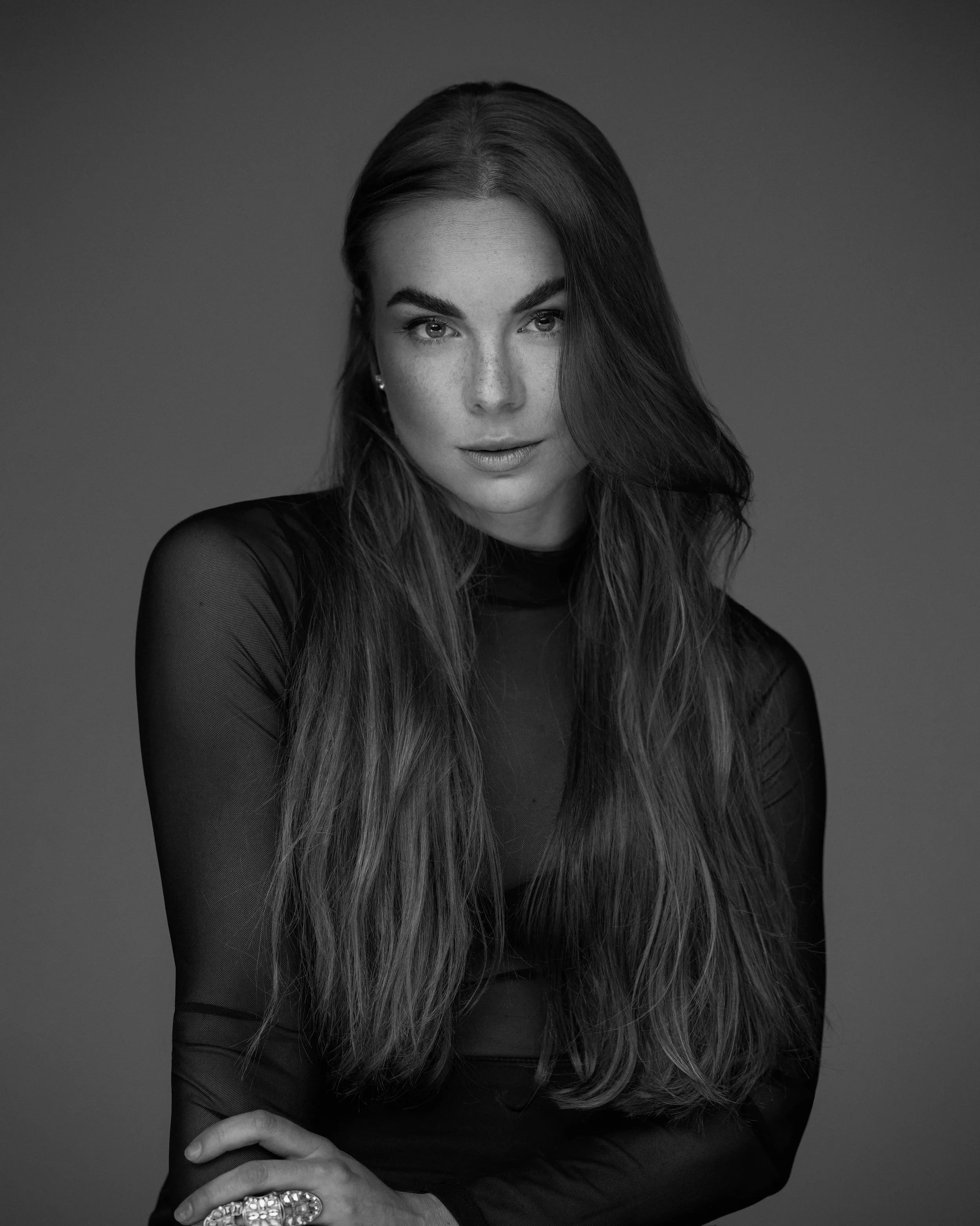Kristýna Svěchotová — černobílý portrét