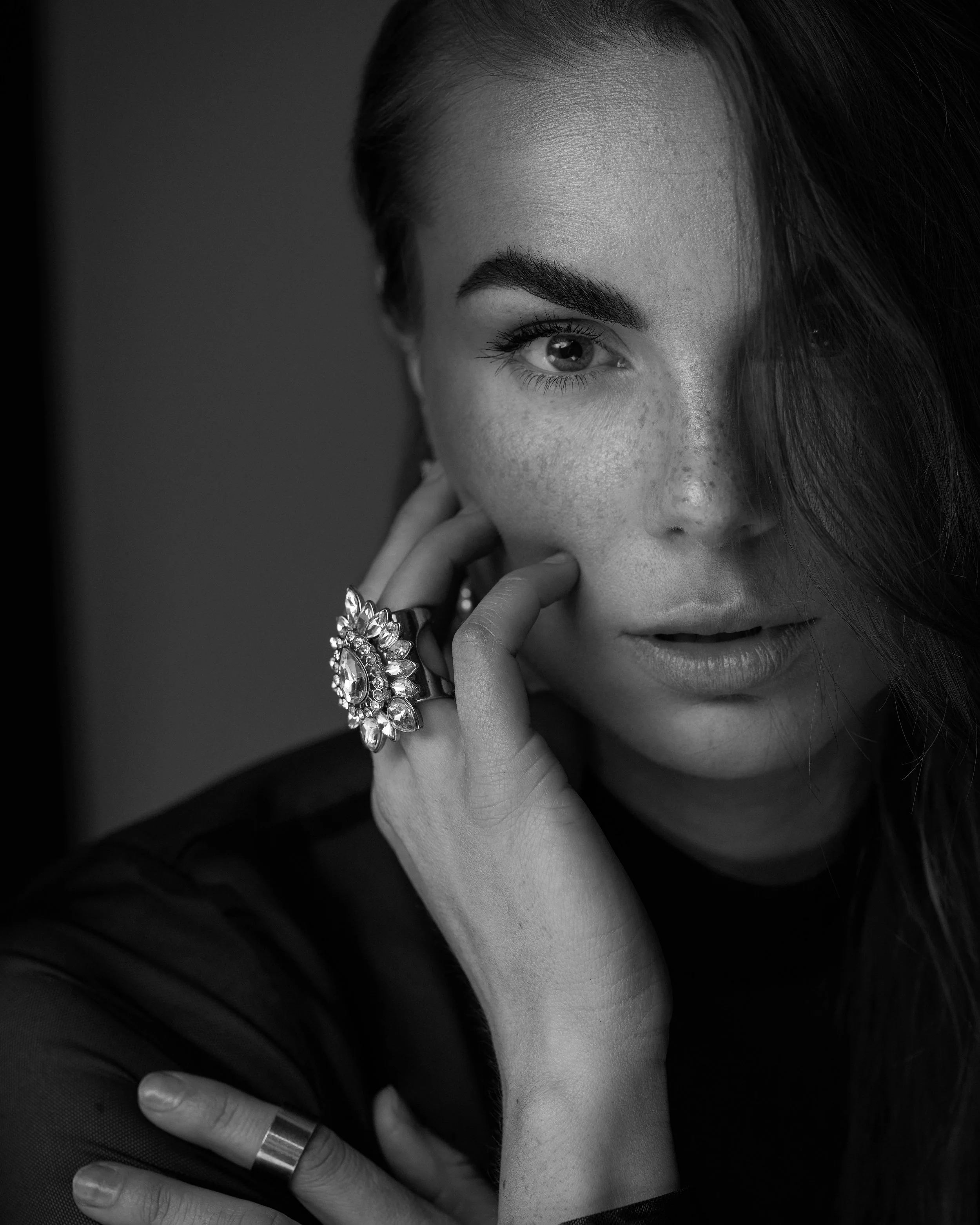 Kristýna Svěchotová — černobílý portrét