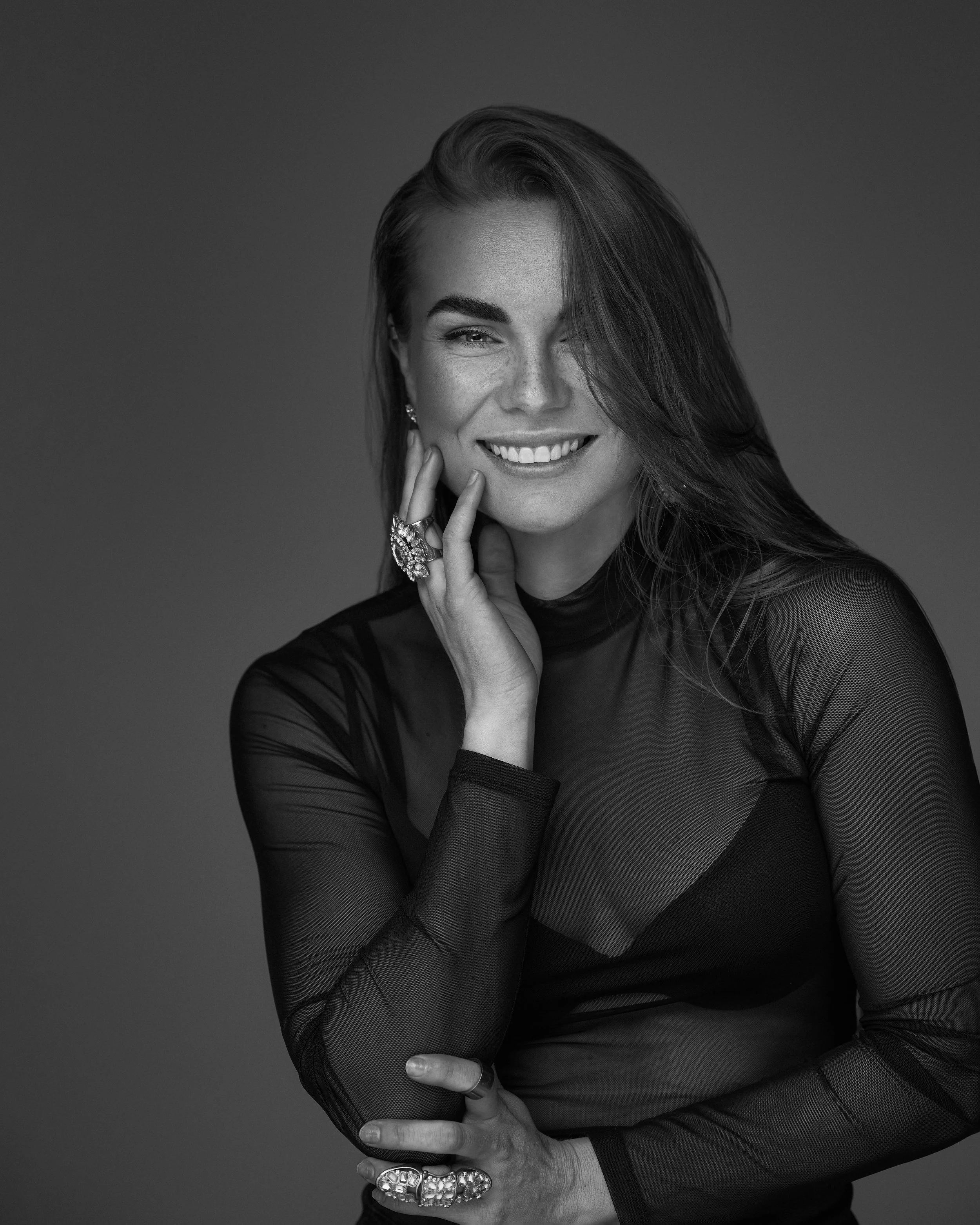 Kristýna Svěchotová — černobílý portrét